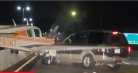 Accident bizar în trafic: o mașină a fost lovită de un avion pe autostradă